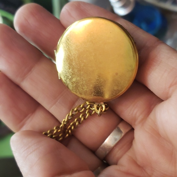 Sold LOCKET VINTAGE CAMEO LOCKET ON BRASS/ GOLD TONE BIG TO MEDUIM - Picture 6 of 7